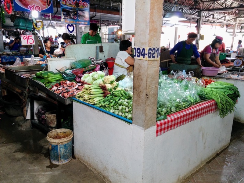 08スコータイ遺跡公園近くのマーケット