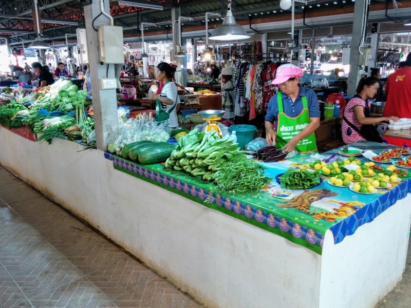 09スコータイ遺跡公園近くのマーケット