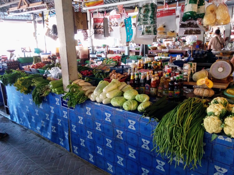 12スコータイ遺跡公園近くのマーケット