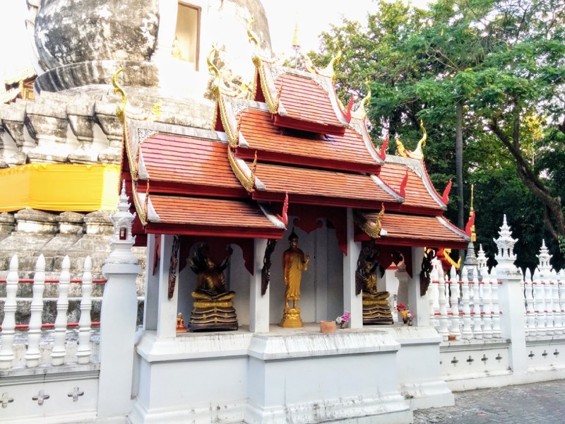 22パゴダの前の仏像.jpg 22パゴダの前の仏像