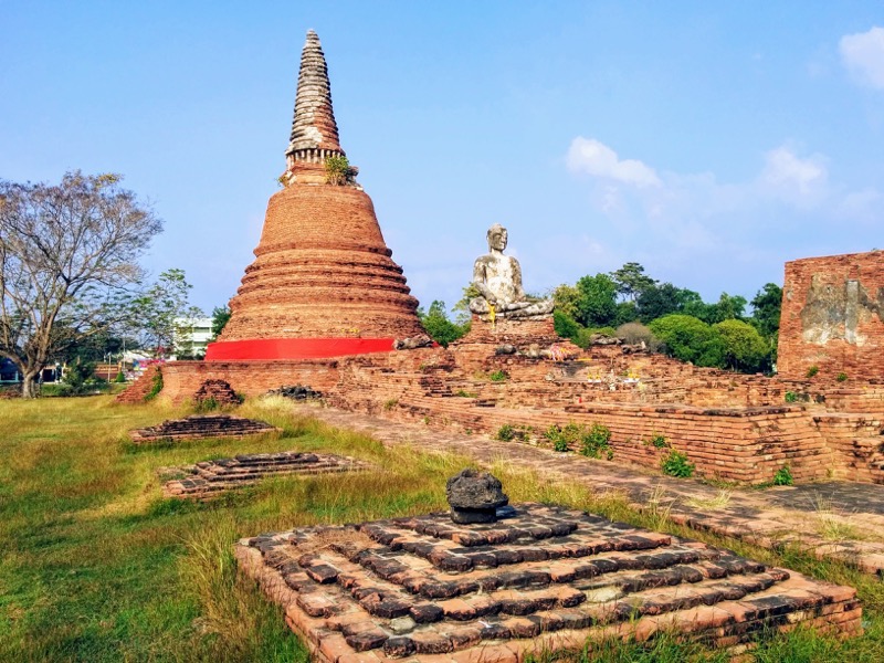 04仏坐像とチェディ.jpg 04仏坐像とチェディ