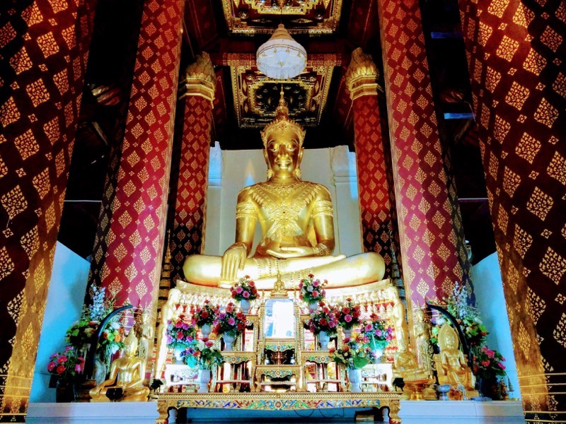 16黄金の仏坐像