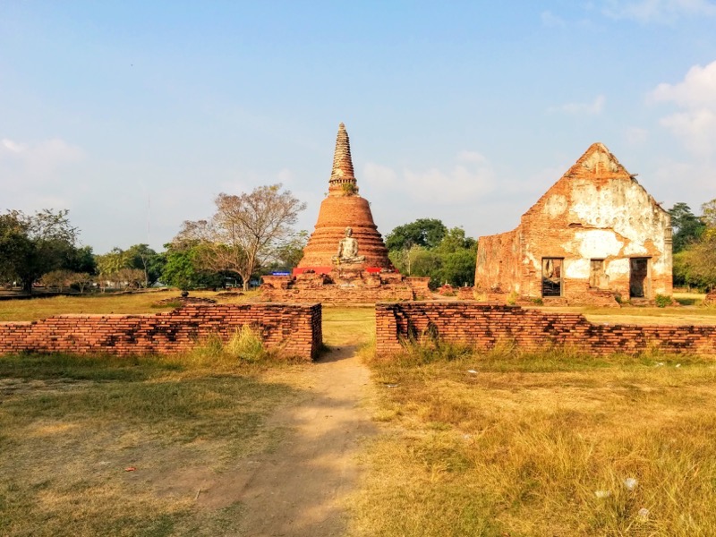 01チェディと本堂.jpg 01チェディと本堂