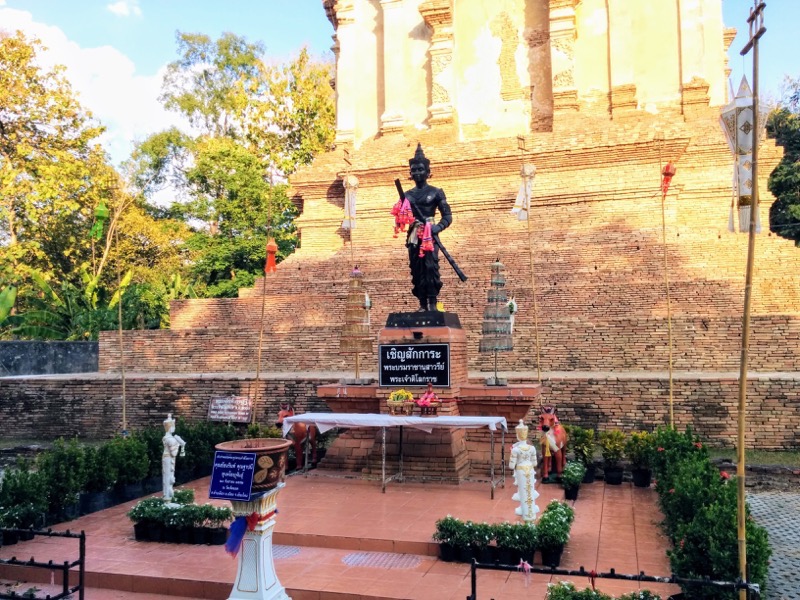 25チェディ前の銅像