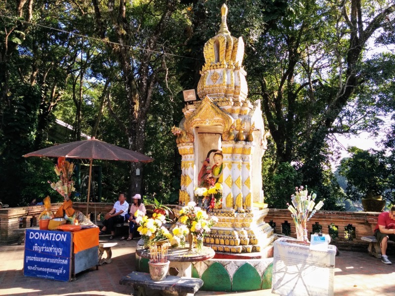 02階段下の仏塔