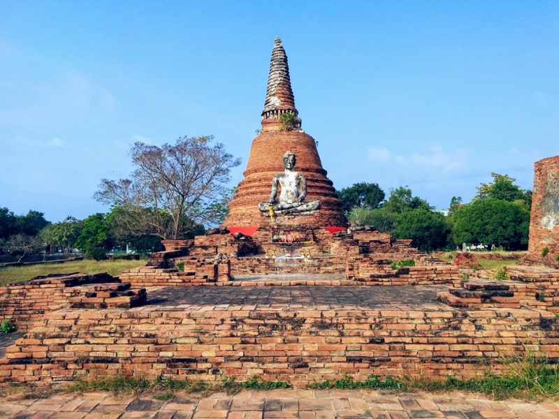 05仏坐像とチェディ.jpg 05仏坐像とチェディ