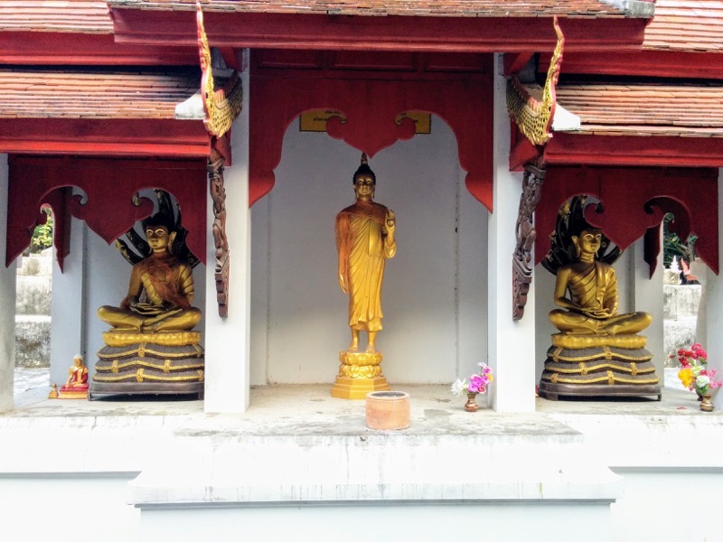 23パゴダの前の仏像.jpg 23パゴダの前の仏像