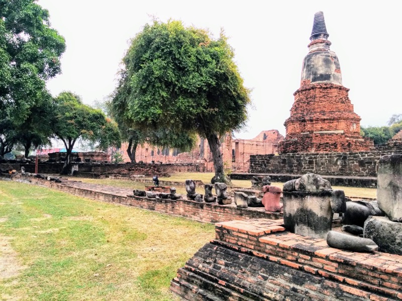 09基壇の仏像.jpg 09基壇の仏像