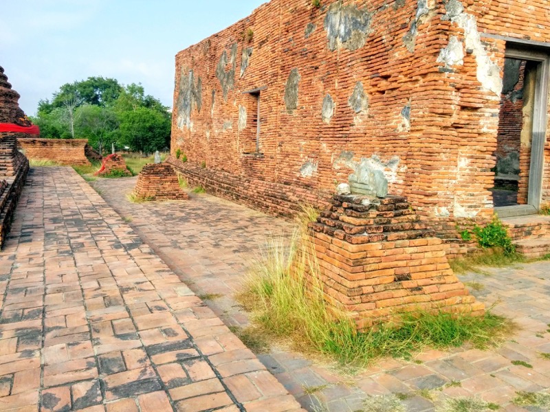 10本堂の周りの石.jpg 10本堂の周りの石