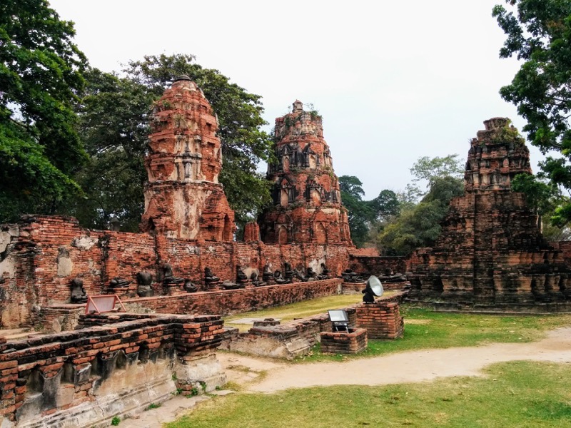 25基壇の仏像とプラーン.jpg 25基壇の仏像とプラーン