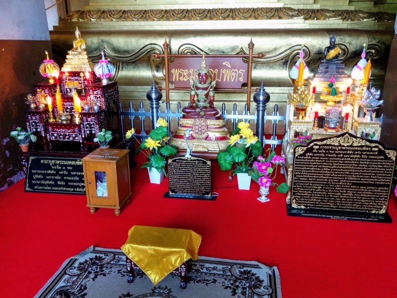 17ご本尊横前