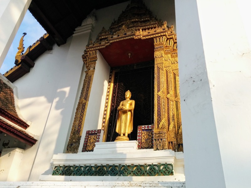 11本堂の窓の仏像