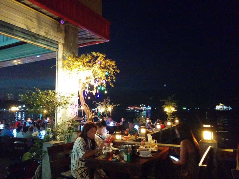 04パタヤ 海岸沿いの店