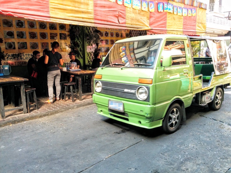 26食べてる横を車がガンガン走る.jpg 26食べてる横を車がガンガン走る