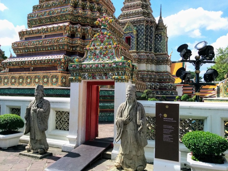 21四色の仏塔入口