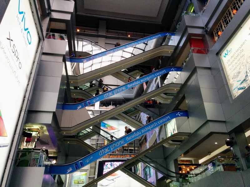 39エスカレーターはフロアを少し歩く.jpg 39エスカレーターはフロアを少し歩く