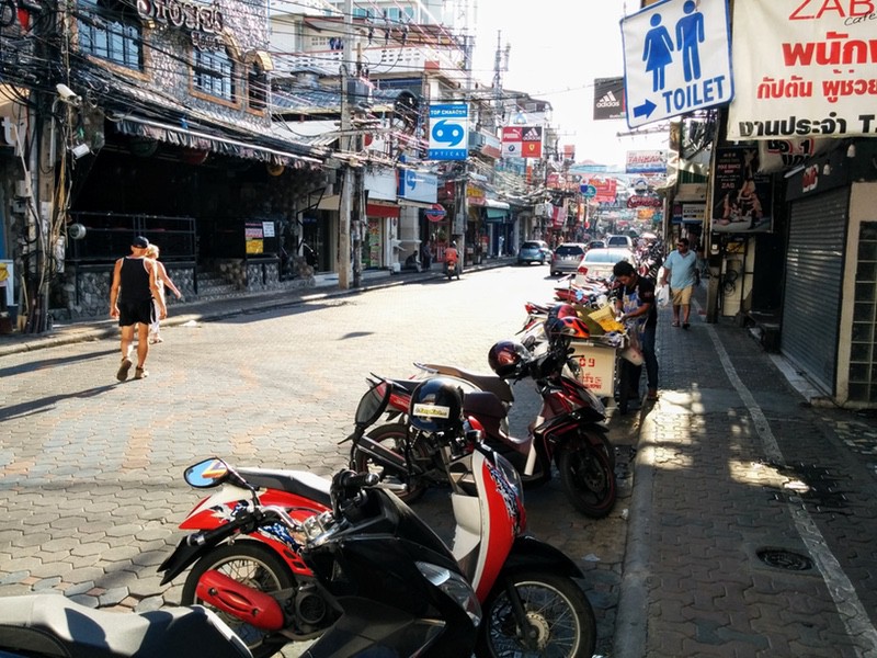 02ウォーキングストリート昼