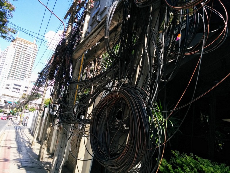 27ゴチャゴチャな電線1.jpg 27ゴチャゴチャな電線1