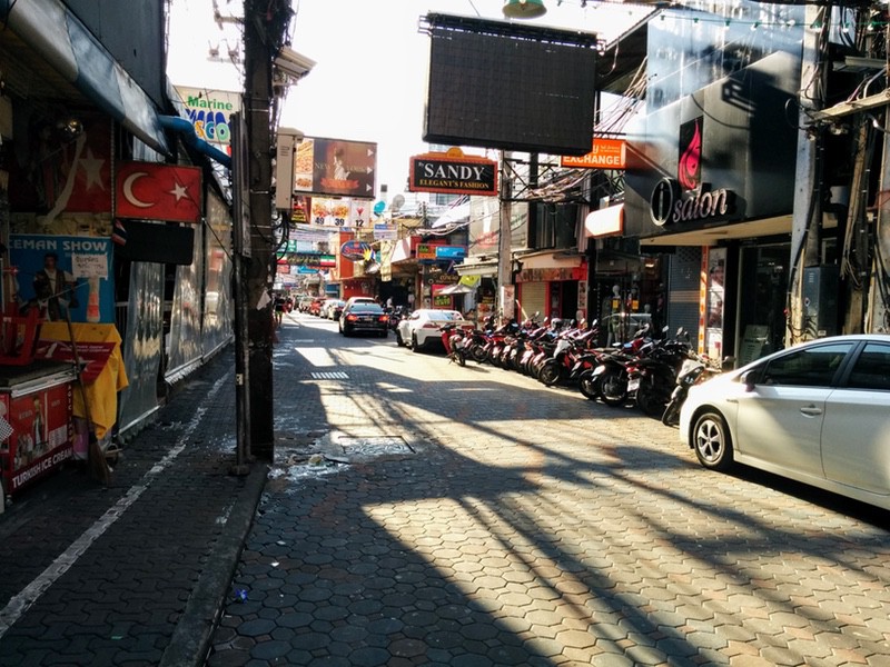 07 ウォーキングストリート昼