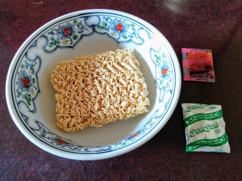 23インスタントラーメン赤４