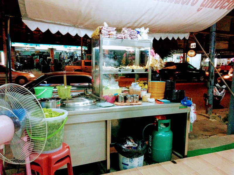 24調理場が道路に面していて仕切りがない.jpg 24調理場が道路に面していて仕切りがない