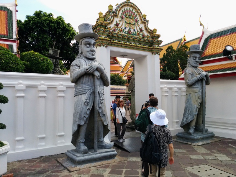 02涅槃仏殿門番