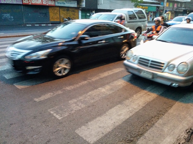 30横断歩道は止まらない.jpg 30横断歩道は止まらない