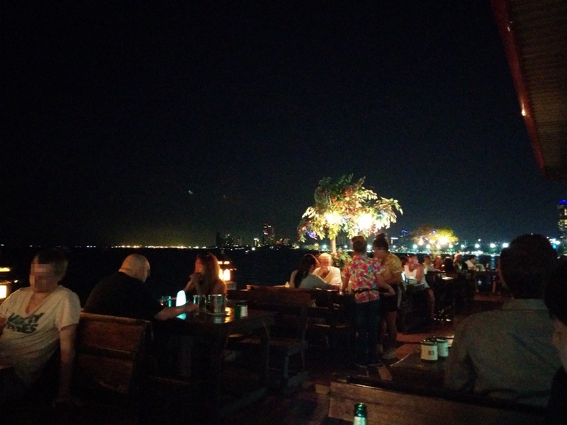 03パタヤ 海岸沿いの店