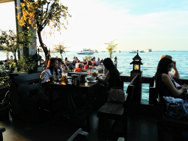 02パタヤ 海岸沿いの店