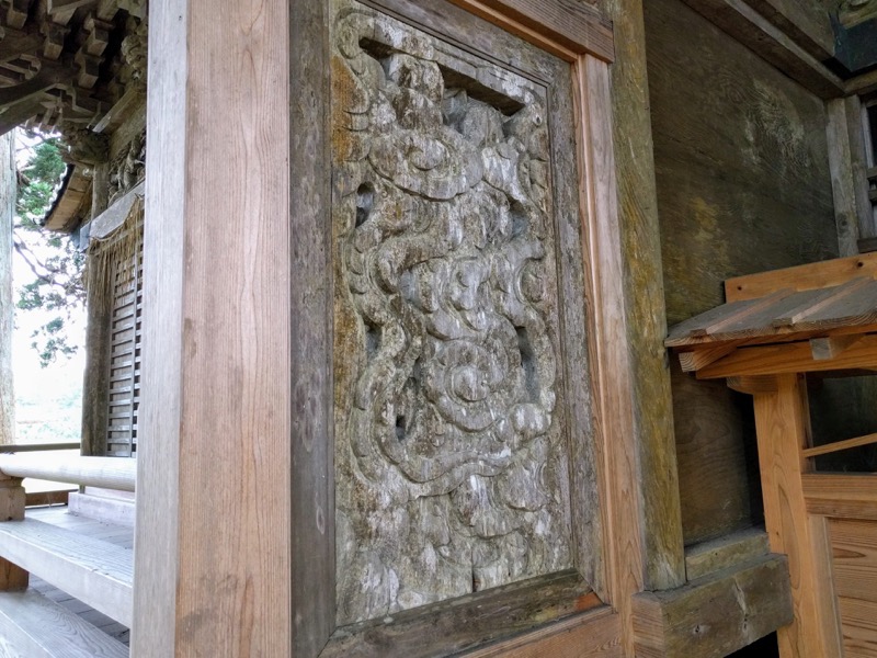 14右手本殿側仕切りの彫刻