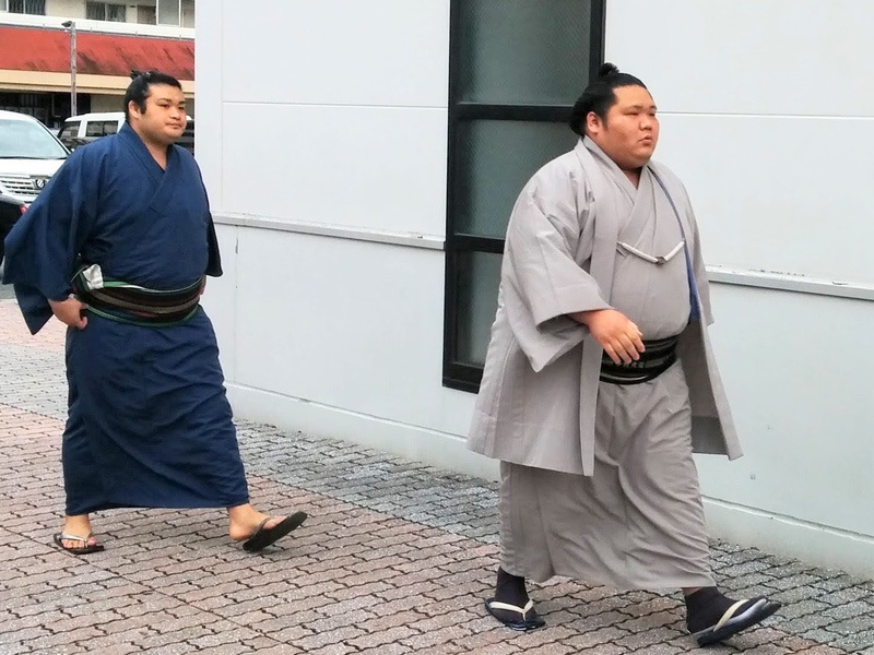 会場入り2015-33千代大龍 付き人千代の国.jpg 会場入り2015 33千代大龍 付き人千代の国