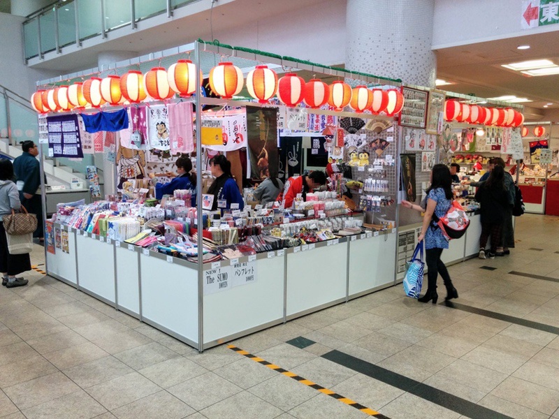 会場内正面ホール売店2