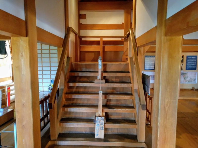 21天守閣一階階段