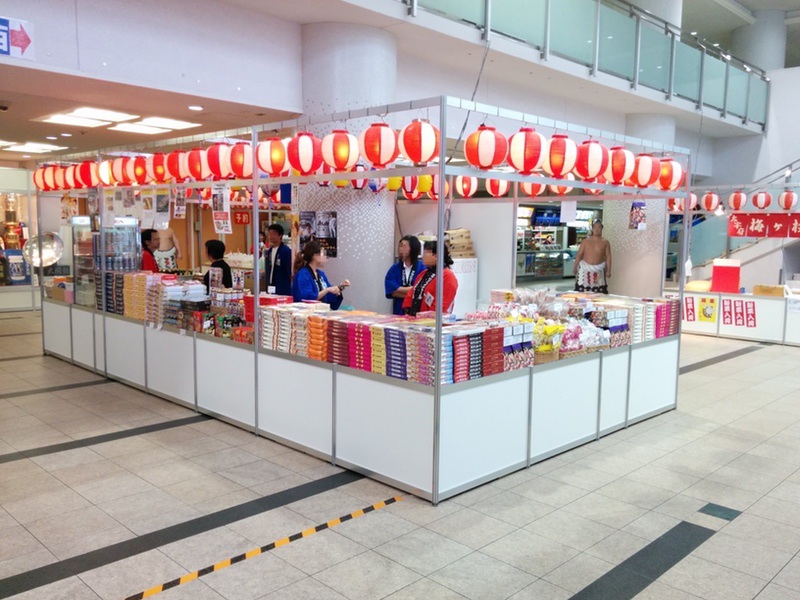 会場内正面ホール売店1