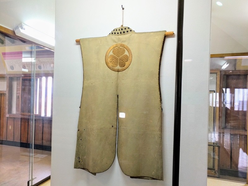 50天守二階 葵紋革製陣羽織.jpg 50天守二階 葵紋革製陣羽織