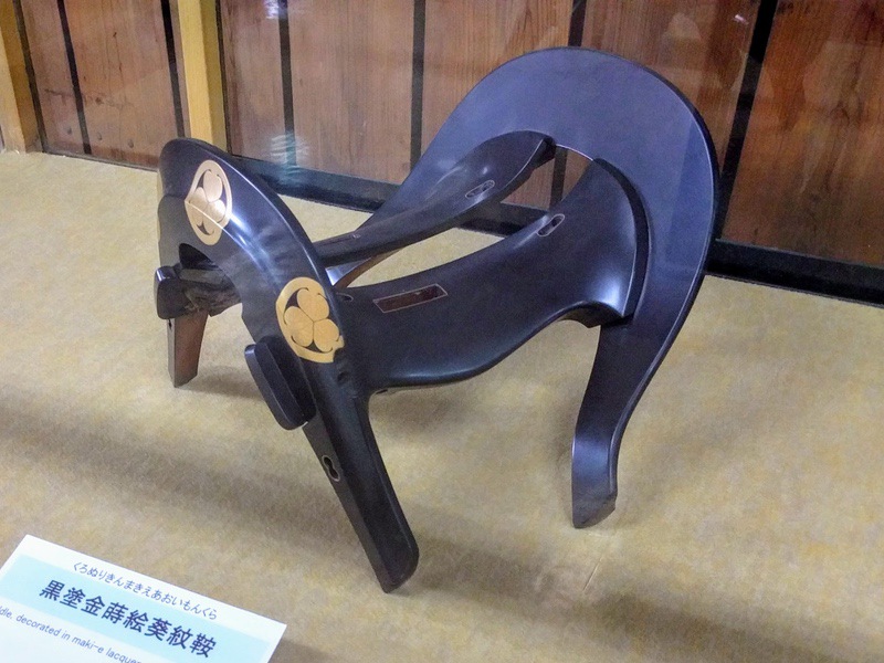 51天守二階 黒塗金蒔絵葵紋鞍.jpg 51天守二階 黒塗金蒔絵葵紋鞍