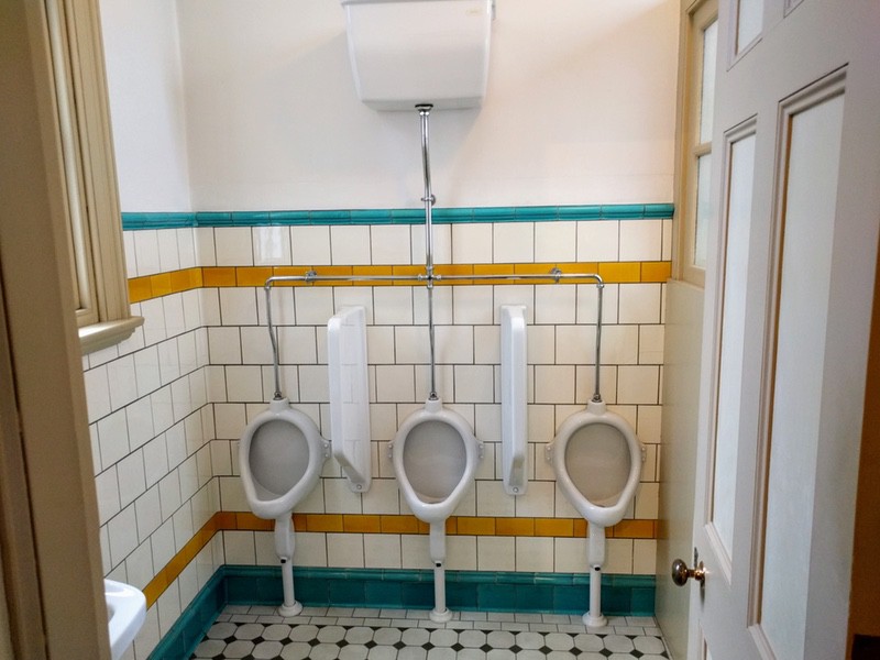 38旧県会議事堂便所