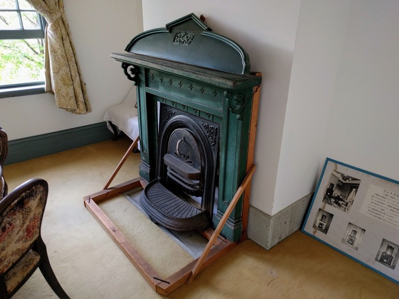 35委員室のマントルピース