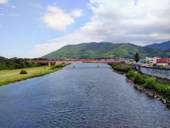 日乃出本店のぶどう饅頭と穴吹の風景｜徳島県美馬市