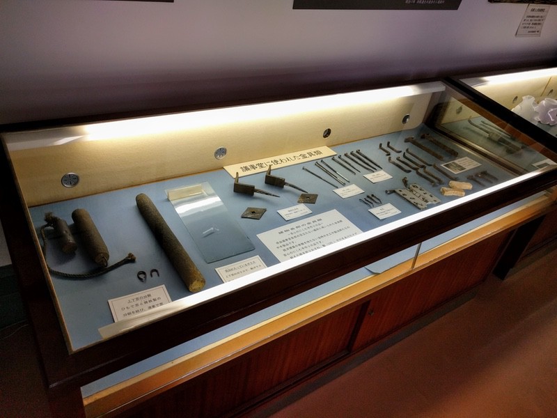 10議事堂に使われた金具類