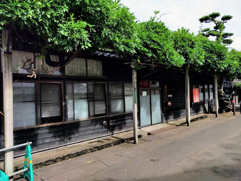 20川沿いの建物