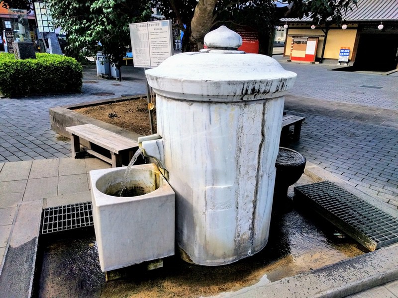 15さくら湯前飲泉塔飲泉口