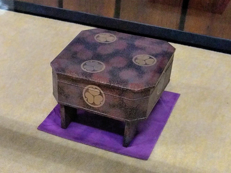 52天守二階 梨地葵紋金蒔絵四方御菓子器.jpg 52天守二階 梨地葵紋金蒔絵四方御菓子器