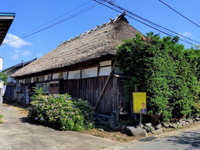 11茅葺屋根の家