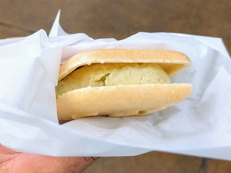 11穴吹川煎茶アイス最中