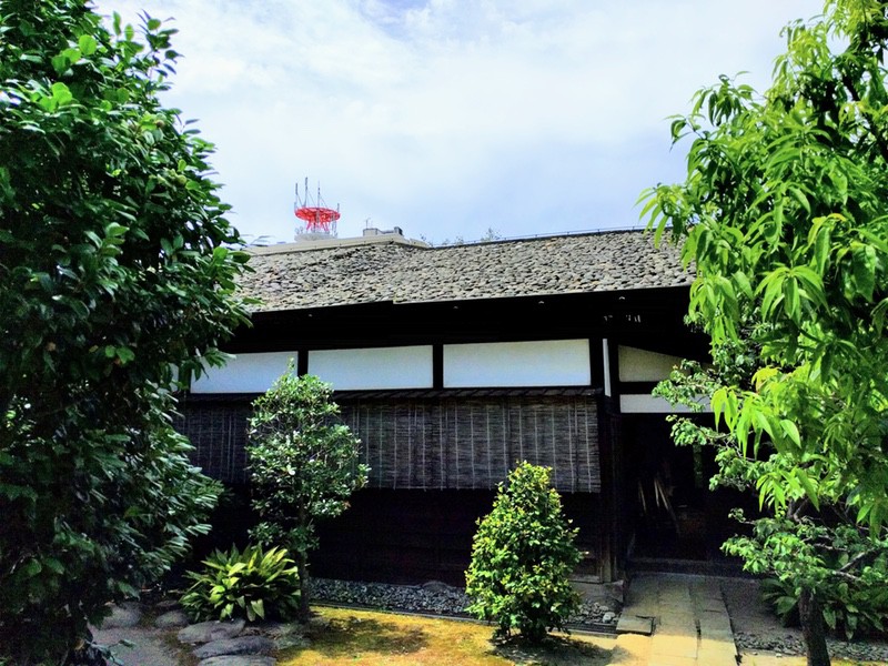 36石置杉皮葺屋根