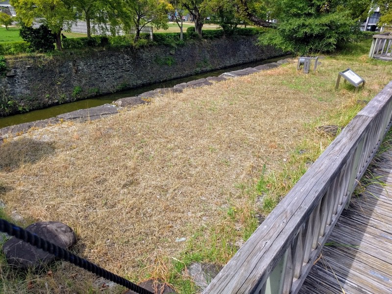 09多門櫓の礎石列.jpg 09多門櫓の礎石列