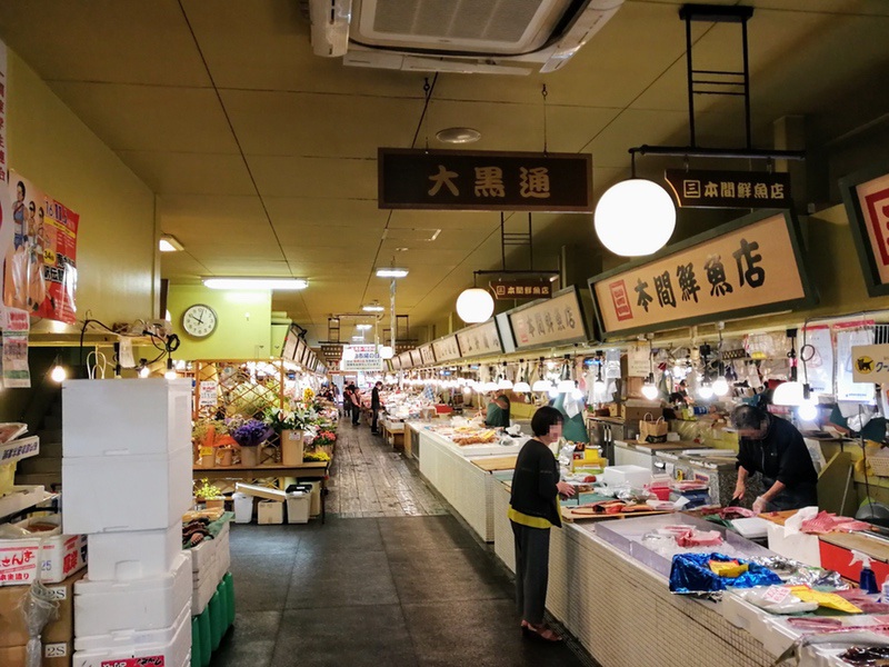 はこだて自由市場の食堂 市場亭でミニ三色丼 北海道函館市 ゆういちろグ