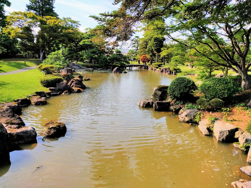 18低地部庭園 池泉回遊式