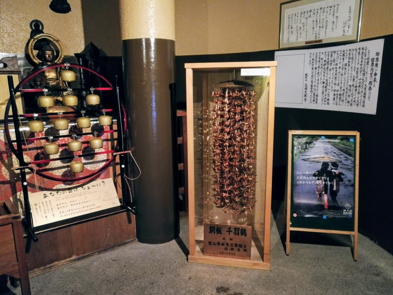 11大仏内銅板千羽鶴.jpg 11大仏内銅板千羽鶴